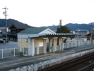駅舎からホームに延びてきた短い上屋の下に蛍光灯が何本か灯っている。