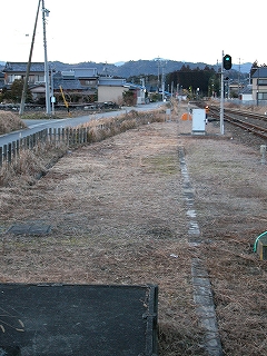 ホームの端から見える、こちら側に向かって広がるような形の敷地。