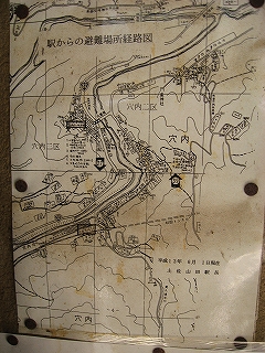 白黒の地形図。