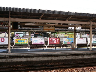 上屋つきの3・4番線ホームを真横から見て。奥に近鉄との境をなす広告の並び、そのさらに奥に近鉄のホームが少し見えている。