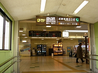 連絡通路から明るく広いコンコースに入る手前。頭上に電照式案内板がある。
