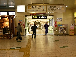 正面に連絡通路の入口。頭上には直進方向が東出口と案内されてある。