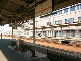 長椅子3つ。上方に駅名標。線路内を挟んだ向こうに伊勢線のりばが見えている。