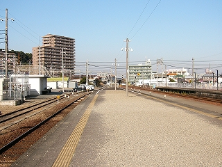 屋根のない幅広いホーム。