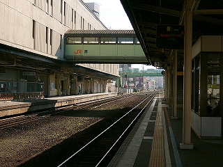 左手に駅ビルと片面ホーム、右手に上屋のある3・4番線ホーム。薄みどりの外壁の連絡通路が見えている。