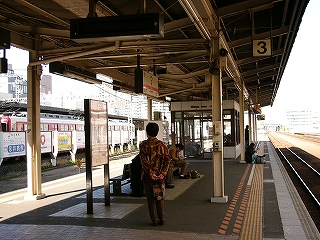 階段を降りた直後の風景。二組の長椅子のある場所より少し奥に待合室がある。