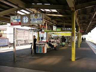 上屋の下のベンチ群とお店。
