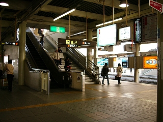 コンコース下の暗い空間に降りてくる階段。階段