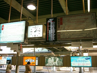 隣合う電照式時刻表。見にくい。