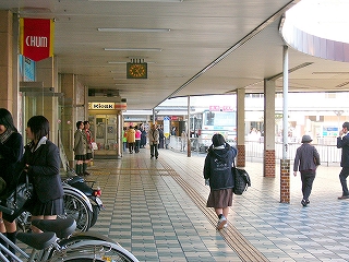 床は緑と白の大きめの四角いタイルが敷き詰められ、上部には駅舎から延びている屋根がある。しかし右手はもう青空地帯。