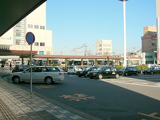 タクシーや自動車の停まる大きなロータリー。