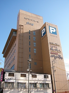 薄茶の背の高いホテル。