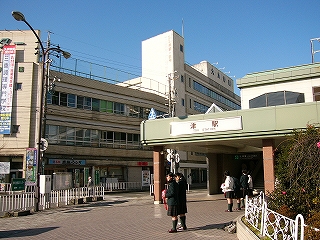 左手に津文化センターの古い建物、正面に屋根つき階段への入口。