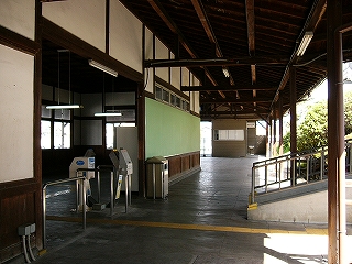 純木造の回廊の下にて。