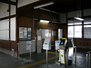 木の色で埋め尽くされる、改札口。改札機器が林立している。