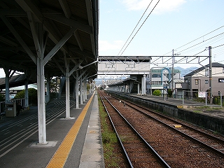 左に1番線の上屋、右に線路内。奥に跨線橋。