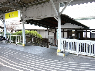 ホームから駅舎への下り口。すでに駅舎の木造のいい色合いが垣間見えている。