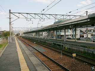 左から、上屋のないホーム、線路内、上屋のある島式ホーム。