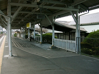大きな上屋に覆われた１番線ホーム。