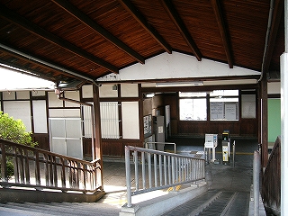 階段からは駅舎の中の左半分が見えている。