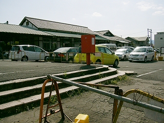 石段、少し遠くに駅舎。