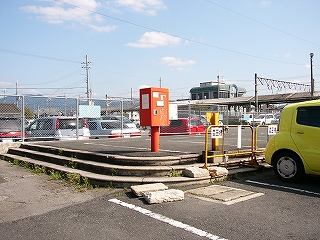 石段の上は舗装され、四角いポストが立っている。