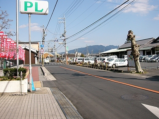追い越し禁止の二車線の道。閑散としている。