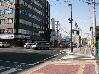 活発な交差点。