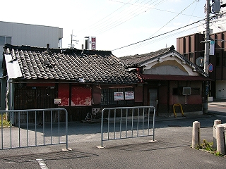 ぼろぼろに崩れた民家。