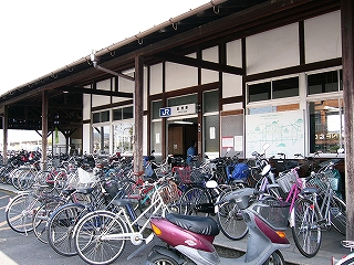 自転車の並びと白漆喰の壁。
