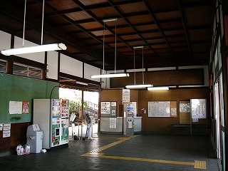 木造の天井、壁、石の床。