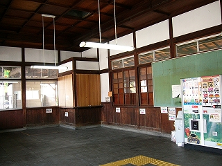 駅舎の片隅にボックスのような施設が付随している。後付ではなく、初めから設計されたものらしい。