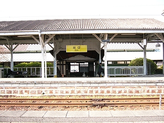 石積みのホームと駅舎への入口を線路越しに見て。