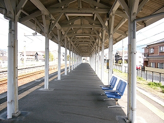 ホームの両脇に延々と上屋の柱が並ぶ風景。