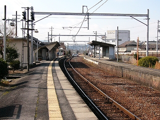 緩やかにカーブする相対式ホーム。