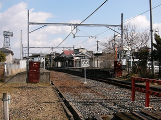 踏切から見た駅構内のようす。右半分だけ、線路が敷かれている。