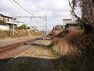 左手に線路内、右手に土の道。