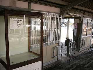 角の丸い小さな柵のある改札口。