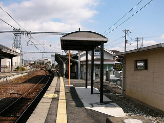 真新しく小さなカーポートのような屋根。