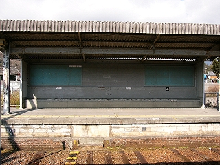 波板の屋根を用いた開放式の待合所。