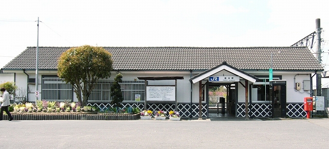 瓦屋根の横長の平屋の駅舎。
