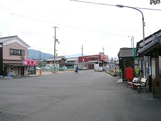 アスファルトの広場。左側のホワイト急便が目立っている。