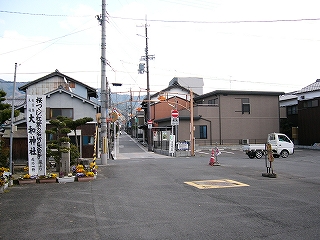 アスファルトの駅前の向こうに、小路が延びる。