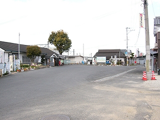 アスファルトの結構広い広場。