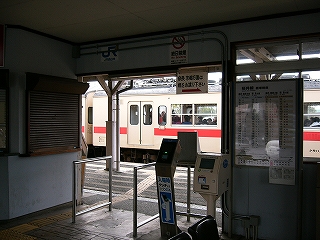 改札機器が立ち尽くす無人の改札口。