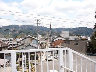 跨線橋の端から見た龍王山。複雑で柔らかな斜面を形成している。