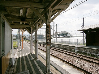 白い木造の軒下。