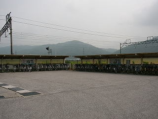 真四角の広い敷地の隣合う二辺に作られた屋根の下には自転車がずらりと止まっている。