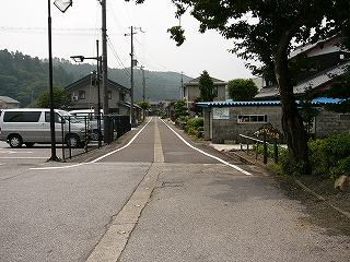 駅舎からまっすぐに伸びる道の真中には古いコンクリートの線が入っている。消雪装置だ。