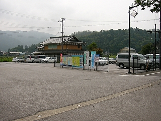 駅前左のアスファルトの敷地。その奥に駐車場がある。